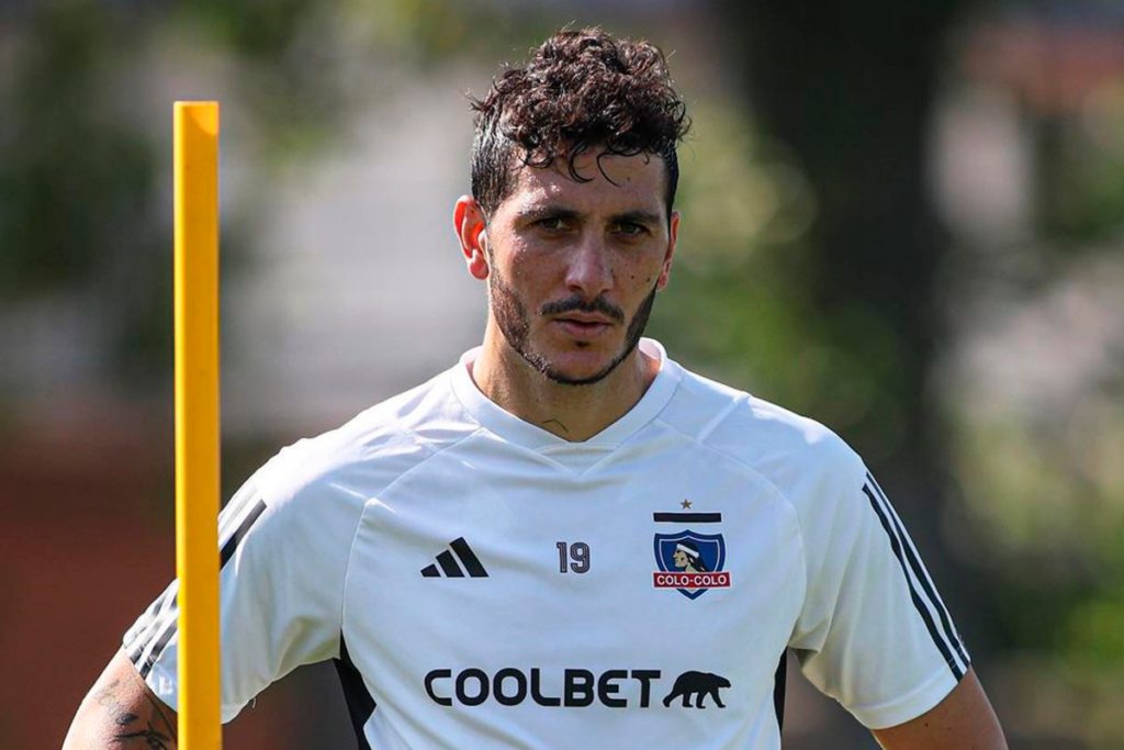 Gonzalo Castellani con la mirada puesta en un objetivo en pleno entrenamiento con la camiseta de Colo-Colo.