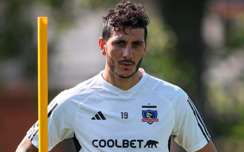 Gonzalo Castellani con la mirada puesta en un objetivo en pleno entrenamiento con la camiseta de Colo-Colo.