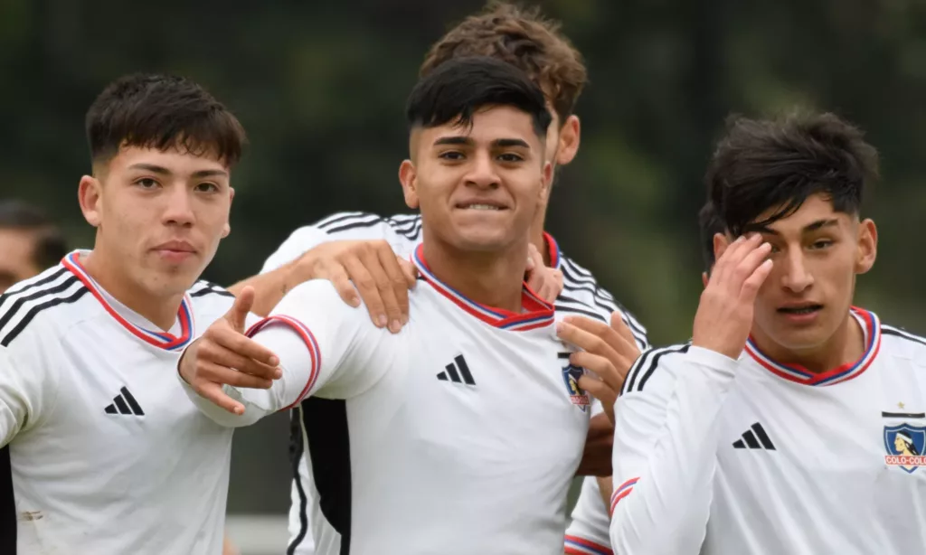 Plantel de Colo-Colo Proyección celebrando un gol ante Ñublense.