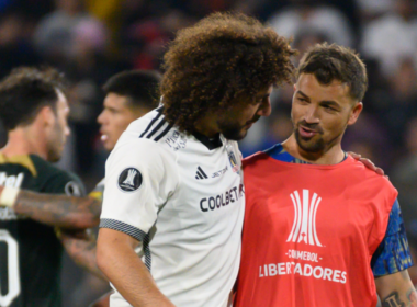 Maximiliano Falcón abraza y conversa con Gabriel Costa, futbolistas que coincidieron en su etapa en Colo-Colo. Sin embargo, el futbolista peruano/uruguayo ahora defiende los colores de Alianza Lima.