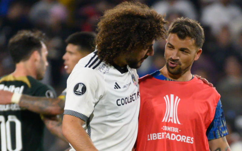 Maximiliano Falcón abraza y conversa con Gabriel Costa, futbolistas que coincidieron en su etapa en Colo-Colo. Sin embargo, el futbolista peruano/uruguayo ahora defiende los colores de Alianza Lima.