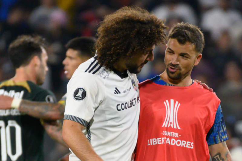 Maximiliano Falcón abraza y conversa con Gabriel Costa, futbolistas que coincidieron en su etapa en Colo-Colo. Sin embargo, el futbolista peruano/uruguayo ahora defiende los colores de Alianza Lima.