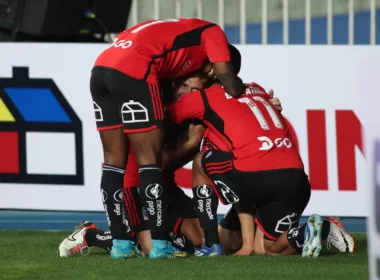 Futbolistas de Colo-Colo se abrazan y celebran un gol a finales de la temporada 2023.