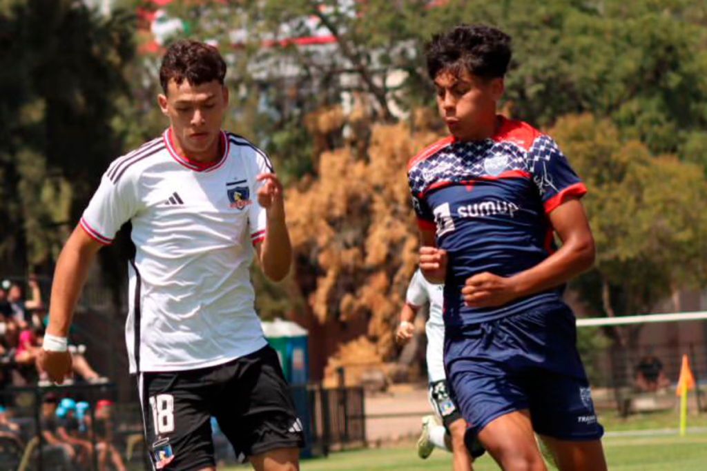 Nahuel Flores, futbolista de la Sub 18 de Colo-Colo disputa un balón con un jugador de Deportes Recoleta durante la temporada 2024.