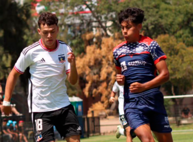 Nahuel Flores, futbolista de la Sub 18 de Colo-Colo disputa un balón con un jugador de Deportes Recoleta durante la temporada 2024.
