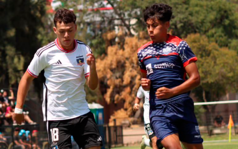 Nahuel Flores, futbolista de la Sub 18 de Colo-Colo disputa un balón con un jugador de Deportes Recoleta durante la temporada 2024.