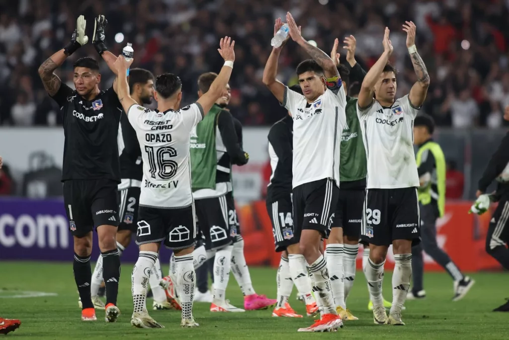 Futbolistas de Colo-Colo se despiden del público tras vencer por 1-0 a Cerro Porteño por la primera fecha de la Copa Libertadores 2024.