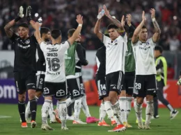Futbolistas de Colo-Colo se despiden del público tras vencer por 1-0 a Cerro Porteño por la primera fecha de la Copa Libertadores 2024.