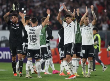 Futbolistas de Colo-Colo se despiden del público tras vencer por 1-0 a Cerro Porteño por la primera fecha de la Copa Libertadores 2024.