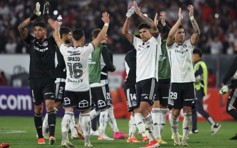 Futbolistas de Colo-Colo se despiden del público tras vencer por 1-0 a Cerro Porteño por la primera fecha de la Copa Libertadores 2024.