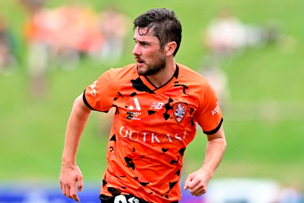 Marco Rojas defendiendo la camiseta del Brisbane Roar de Australia durante la temporada 2024.