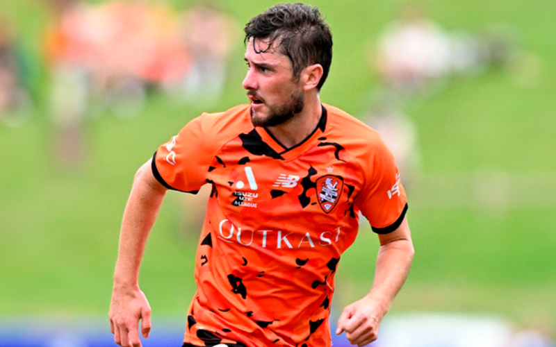 Marco Rojas defendiendo la camiseta del Brisbane Roar de Australia durante la temporada 2024.