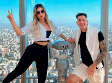 Yessenia Riveros y Guillermo Paiva, delantero de Colo-Colo durante la temporada 2024, posan frente a las cámaras desde el Sky Costanera.