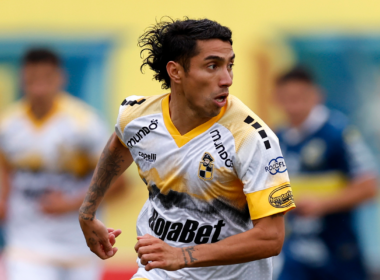 Luciano Cabral defendiendo la camiseta de Coquimbo Unido durante la temporada 2024. Tiene la mirada puesta en un objetivo que observa de reojo.