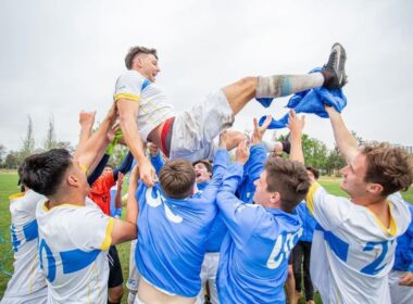 Diego Olhson es levantado por sus compañeros de la Pontificia Universidad Católica de Chile tras ganar el título de Campeones Nacionales Universitarios.