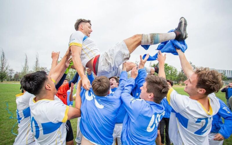 Diego Olhson es levantado por sus compañeros de la Pontificia Universidad Católica de Chile tras ganar el título de Campeones Nacionales Universitarios.