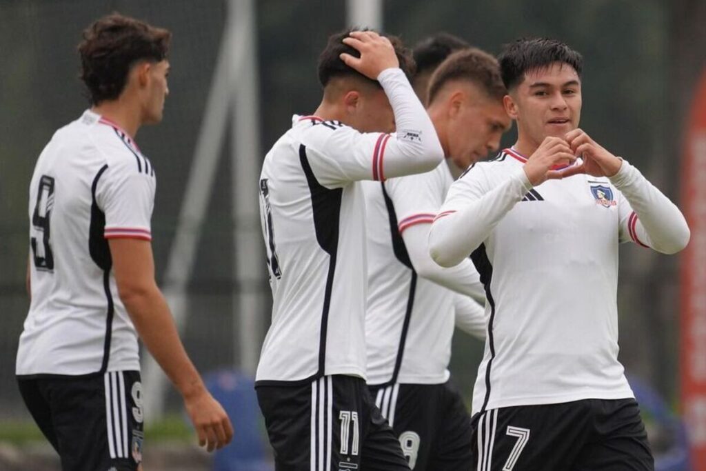 Jugadores de Colo-Colo Proyección celebrando un gol.