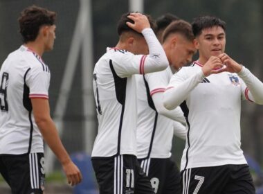 Jugadores de Colo-Colo Proyección celebrando un gol.