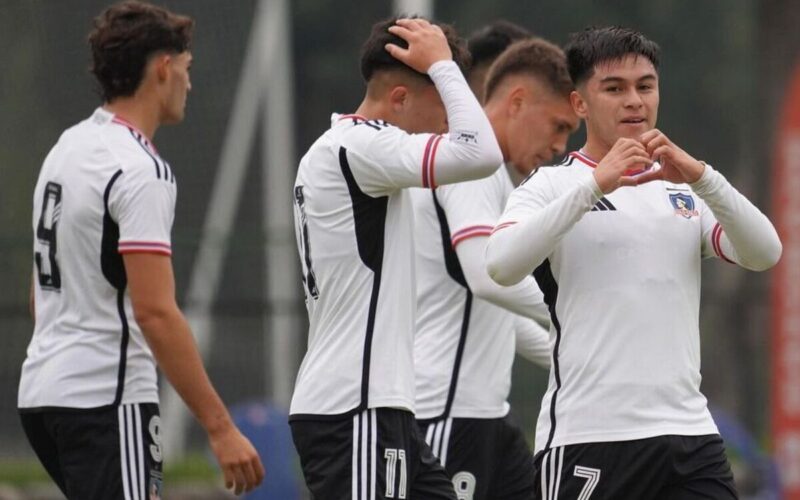 Jugadores de Colo-Colo Proyección celebrando un gol.