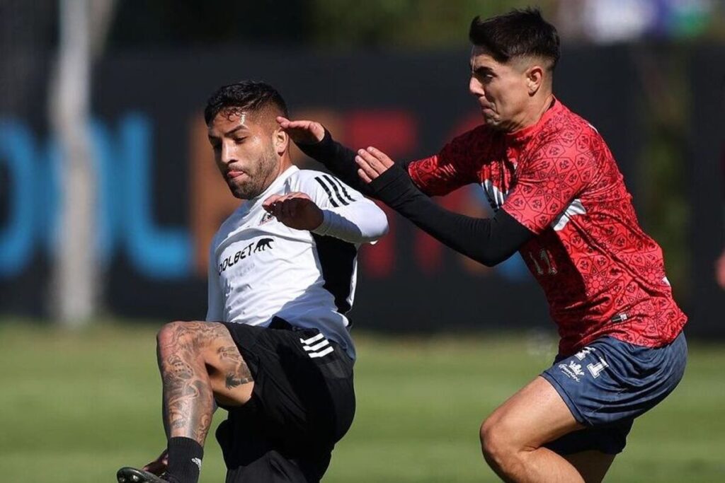 Ignacio Jara disputando un balón con un jugador del Real San Jaoquín.