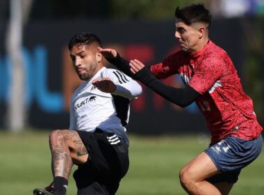 Ignacio Jara disputando un balón con un jugador del Real San Jaoquín.