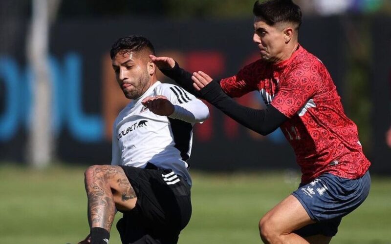 Ignacio Jara disputando un balón con un jugador del Real San Jaoquín.