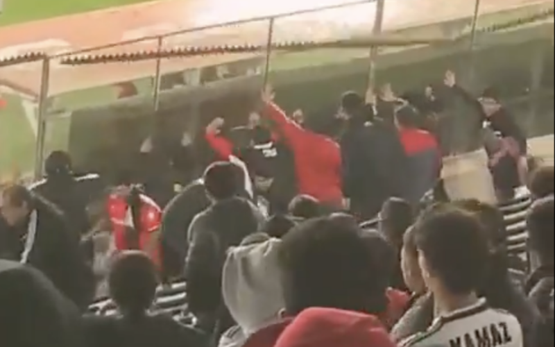 Pantallazo de video que muestra a hinchas de Colo-Colo destruyendo el Estadio Monumental.