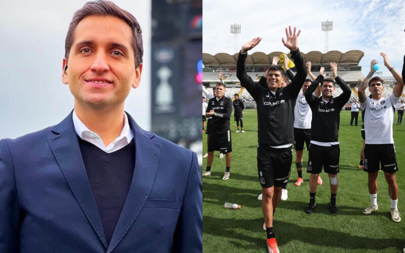 Primer plano al rostro sonriente del periodista deportivo de TNT Sports, Daniel Arrieta, mientras que a mano derecha aparecen futbolistas de Colo-Colo con sus brazos arriba y con cara sonriente.