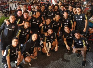 Plantel de Colo-Colo posando para una foto junto a los hinchas.