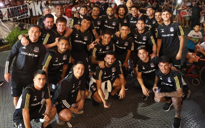 Plantel de Colo-Colo posando para una foto junto a los hinchas.