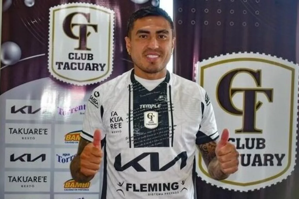 Primer plano de Darío Lezcano con la camiseta de Tacuary y sus pulgares arriba.