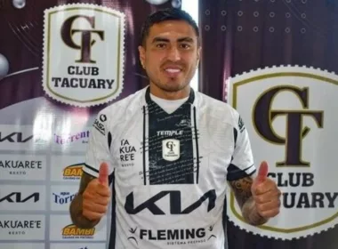 Primer plano de Darío Lezcano con la camiseta de Tacuary y sus pulgares arriba.