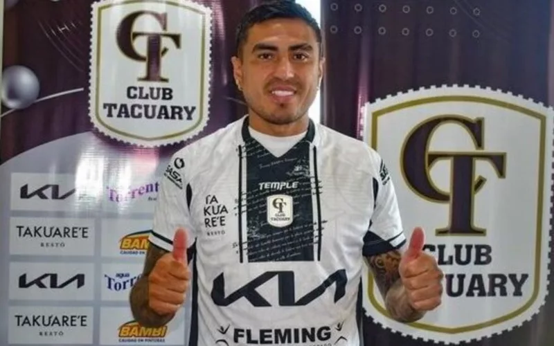 Primer plano de Darío Lezcano con la camiseta de Tacuary y sus pulgares arriba.