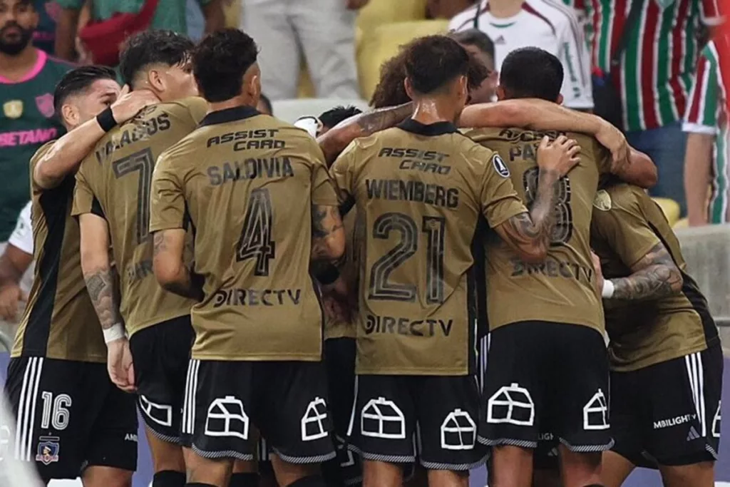 Jugadores de Colo-Colo celebrando un gol.