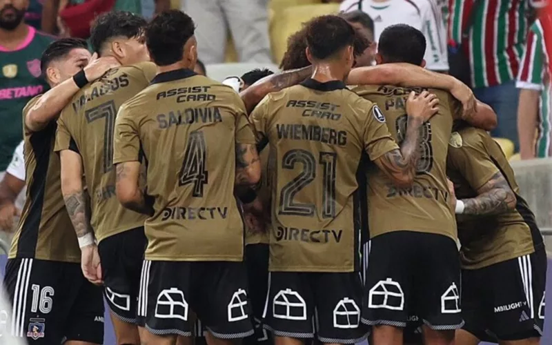 Jugadores de Colo-Colo celebrando un gol.