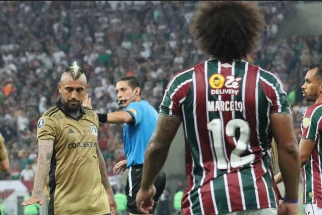 Arturo Vidal haciéndole un gesto con la mano a Marcelo durante el partido entre Colo-Colo y Fluminense por la Copa Libertadores.