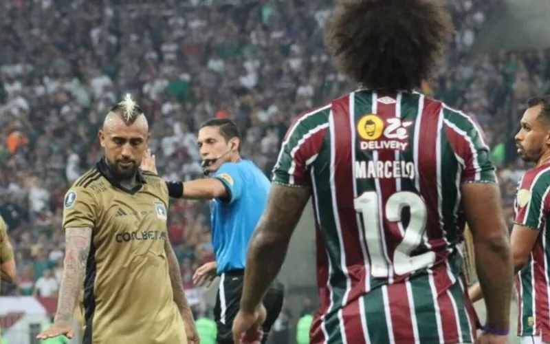 Arturo Vidal haciéndole un gesto con la mano a Marcelo durante el partido entre Colo-Colo y Fluminense por la Copa Libertadores.
