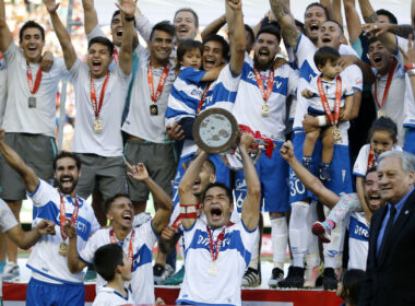 Jugadores de Universidad Católica celebrando un título.