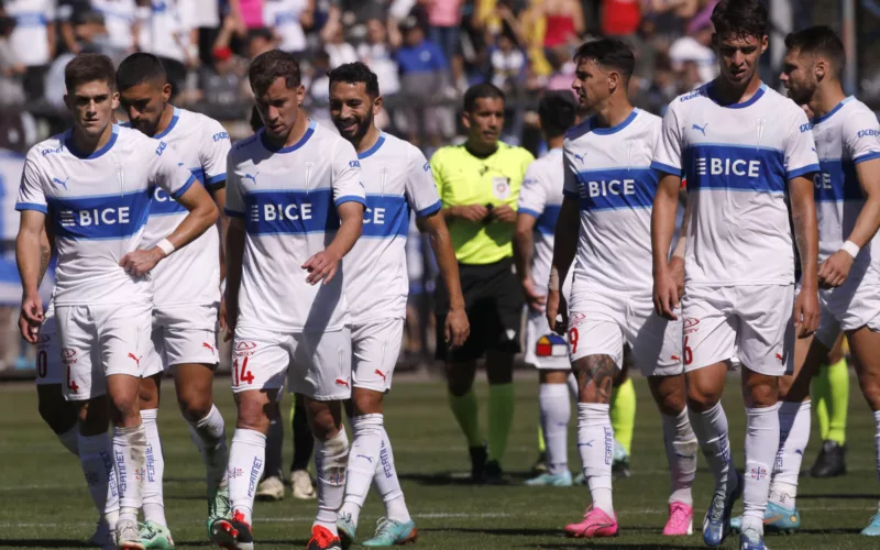 Jugadores de Universidad Católica cabizbajos saliendo del terreno de juego.