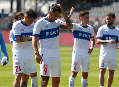 Jugadores de Universidad Católica cabizbajos.