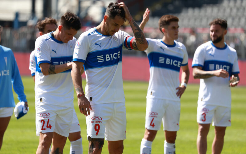 Jugadores de Universidad Católica cabizbajos.