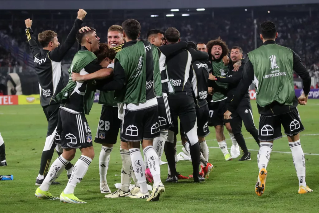 Futbolistas de Colo-Colo celebran y festejan un gol durante la temporada 2024.