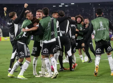 Futbolistas de Colo-Colo celebran y festejan un gol durante la temporada 2024.