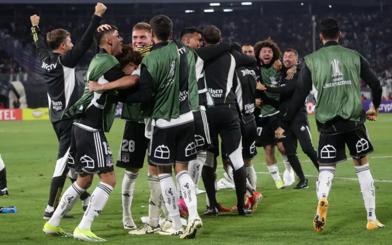 Futbolistas de Colo-Colo celebran y festejan un gol durante la temporada 2024.