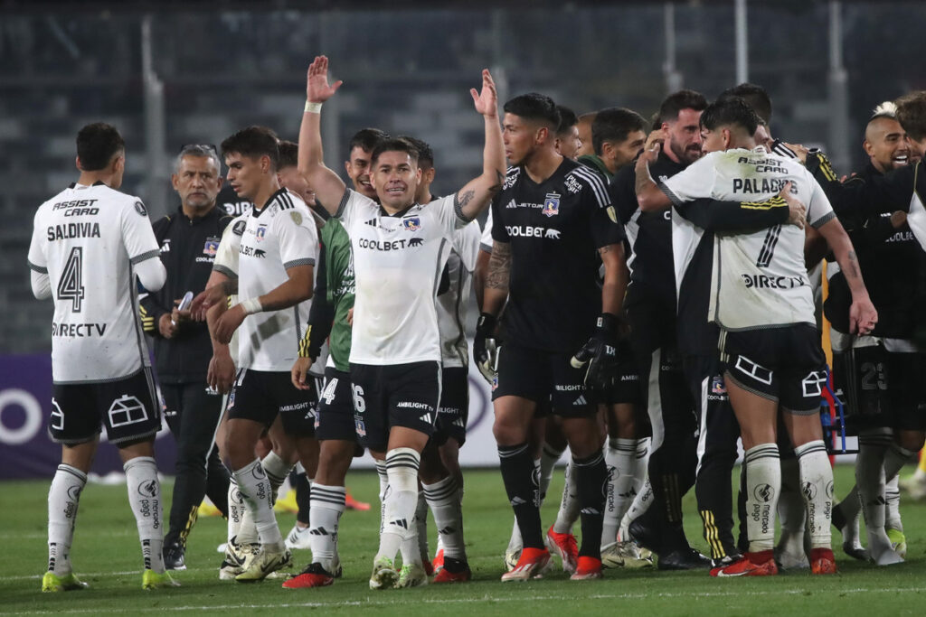 Jugadores de Colo-Colo saludándose tras terminar un partido.