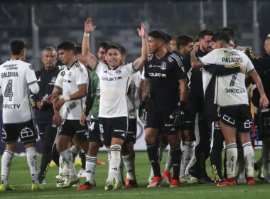 Jugadores de Colo-Colo saludándose tras terminar un partido.