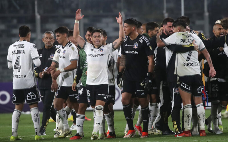 Jugadores de Colo-Colo saludándose tras terminar un partido.