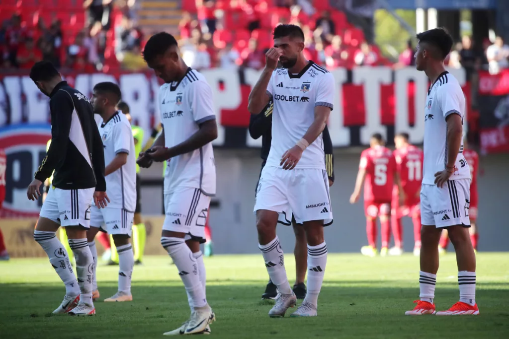 Jugadores de Colo-Colo cabizbajos saliendo de la cancha.