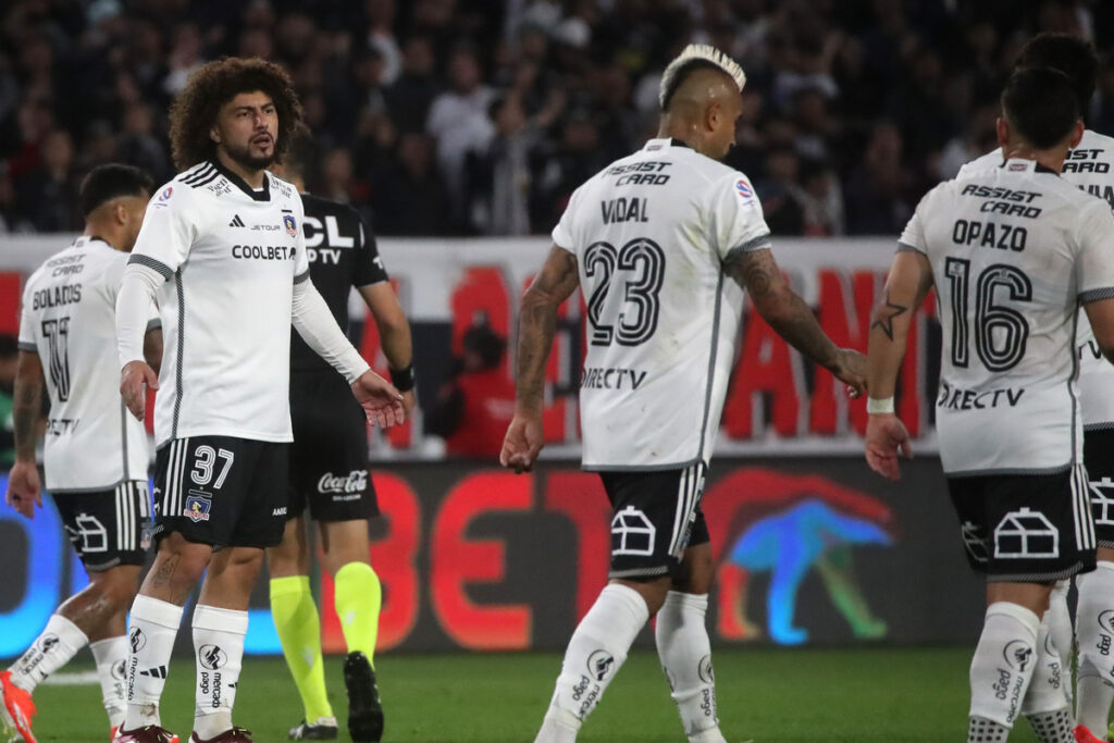 Jugadores de Colo-Colo con cara de preocupación.