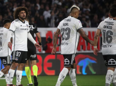 Jugadores de Colo-Colo con cara de preocupación.